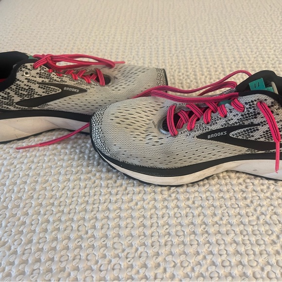 Brooks running shoes size 8 - worn 8 times - Picture 5 of 6